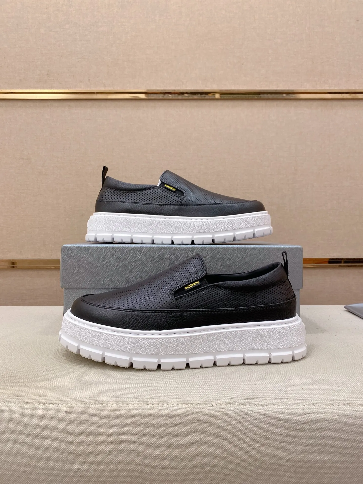 Men's shoes 💰 580💰 ✔️✔️✔️High version High-quality new PRADA (Prada) counters are launched simultaneously, new men's shoes, 😘fabrics are selected from first-layer cowhide fabrics. Lining: Imported cowhide leather lining. 👍🏿High-end☄️Open-molded non-slip rubber outsole, exquisite lines, simple and elegant, comfortable and high-end for leisure travel. Code number: 38 to 45